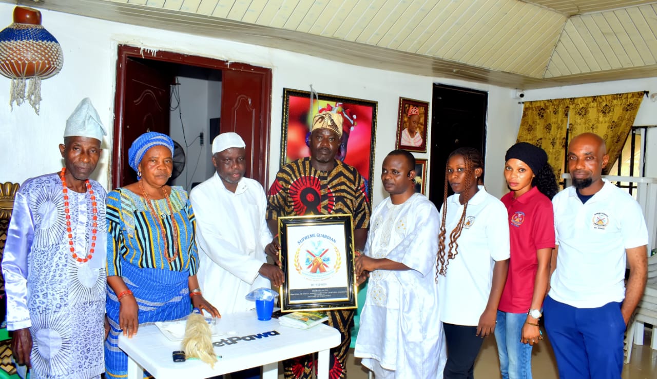 Group photo during the courtesy visit to HRM OBA DR Abdulganiu Kehinde Adeyemi Adesanu Madoju II, On'toko of Obantoko